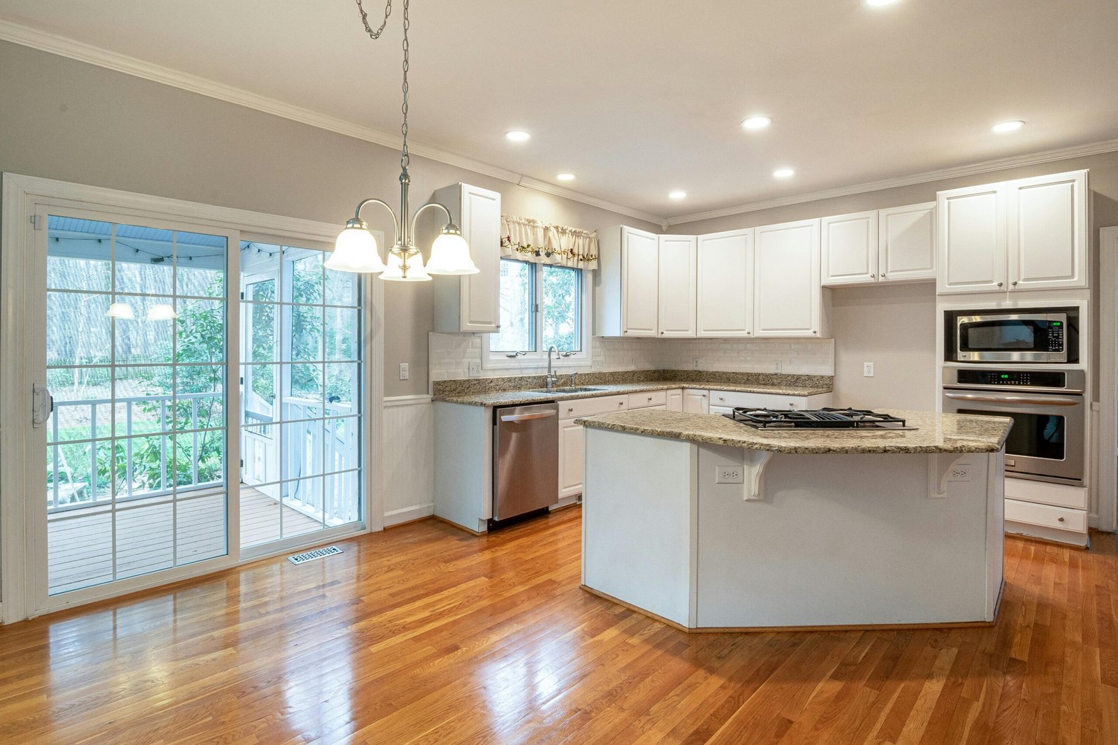 Modern kitchen remodel with custom carpentry and window replacement by Duluth Construction. Specializing in kitchen remodels, home window repair, and carpentry services, Duluth Construction delivers high-quality craftsmanship for homeowners in Portland. Trust our remodeling contractors for your next project.